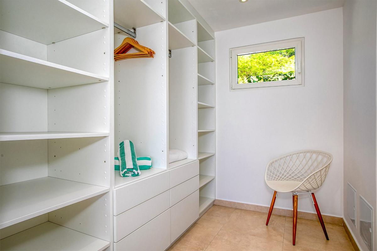 Location villa St Martin - Dressing chambre 1